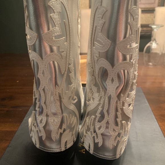 Azalea Wang Western Style Esperanza Metallic Silver Heeled Boots - Picture 4 of 7